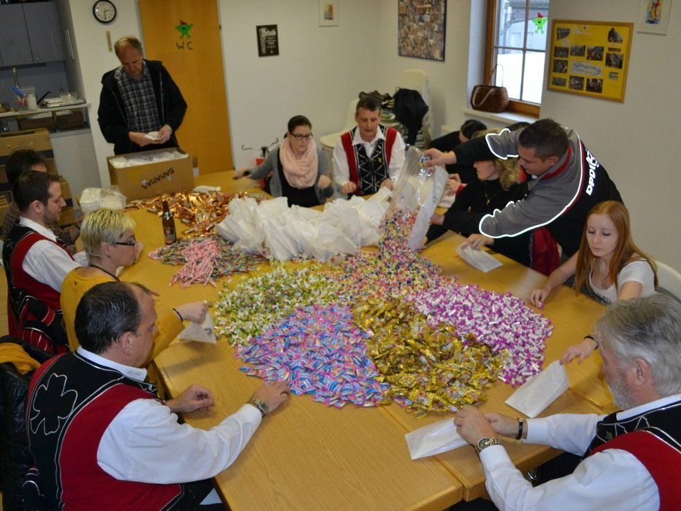 2.000 Kinderpäckle wurden vorbereitet: Diese können beim extra Kinderbereich in der Gastra beim Festzelt abgeholt werden. 2.000 Kinderpäckle wurden vorbereitet: Diese können beim extra Kinderbereich in der Gastra beim Festzelt abgeholt werden.